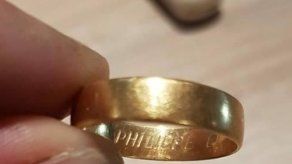 Halla en una playa francesa el anillo de boda perdido hace 14 años