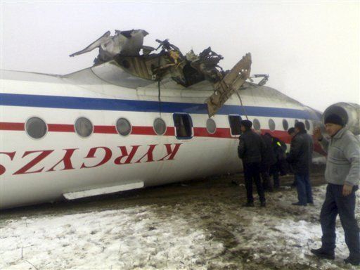 Avión vuelca al aterrizar en Kirguistán: 31 heridos