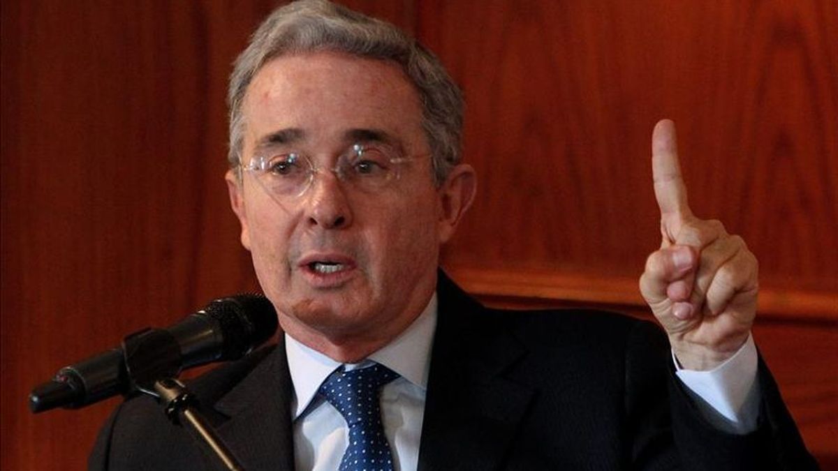 Uribe pede que Farc cessem violência para negociar acordo de paz