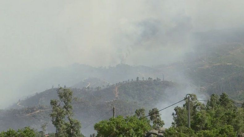 Portugal sigue luchando contra un gran incendio en el sur
