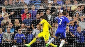 Chelsea vence con dificultades al Reading por 4-2