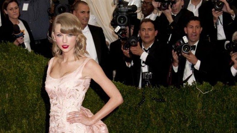 El gato de Taylor Swift, a punto de destrozar el vestido que lució en la gala del Met