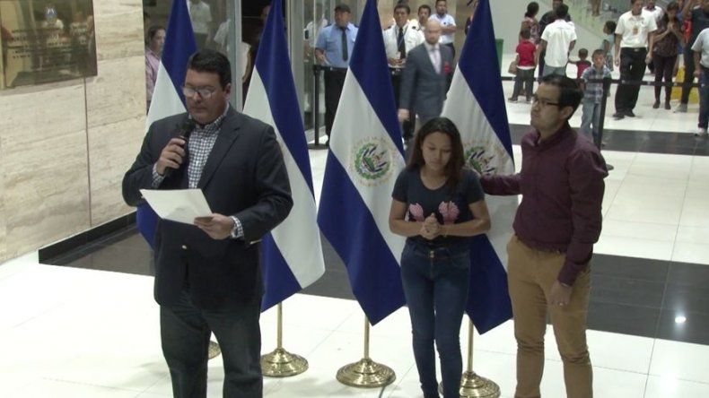 Viuda de salvadoreño que murió con su hija en el río Bravo regresa a su país
