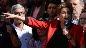 Rousseff recibe la llama de Río 2016 al borde de un impeachment olímpico