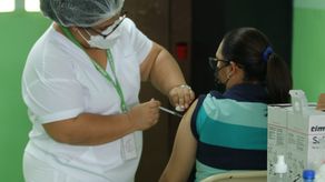 El doctor Eduardo Ortega aclaró que la tercera dosis y refuerzo son conceptos diferentes.