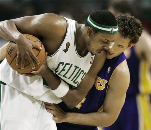 Celtics derrotan a Lakers y toman ventaja en final de NBA