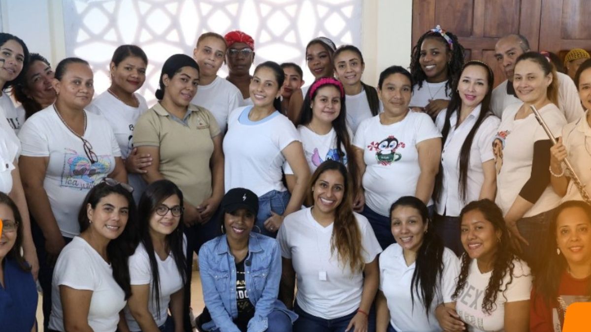 Lilly Goodman visita el Centro Femenino de Rehabilitación y comparte un mensaje de esperanza. Lilly Goodman visita el Centro Femenino de Rehabilitación y comparte un mensaje de esperanza.