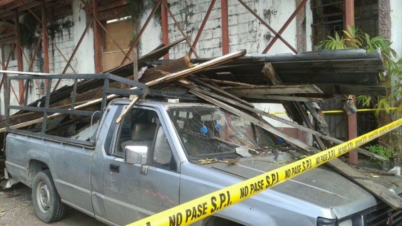 Dos vehículos afectados tras desplome de balcón de caserón en San Felipe