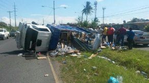 Camión lleno de cervezas se volcó en Colón