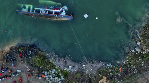 Las autoridades locales dijeron que el barco estaba sobrecargado cuando ocurrió el accidente.