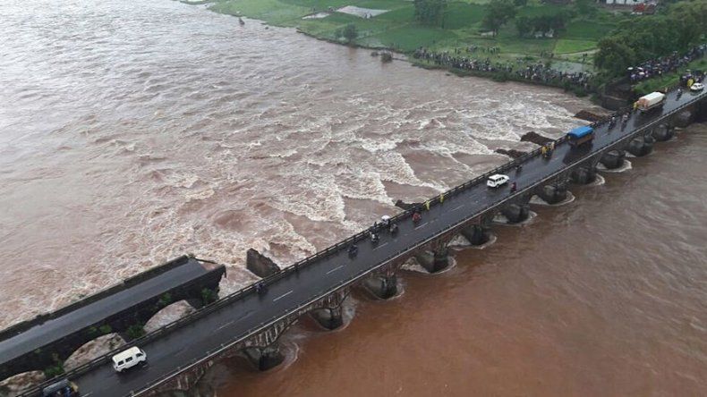 Hallan dos cuerpos de los 22 desaparecidos en derrumbe de un puente en India