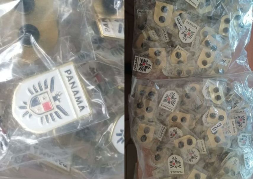 Aduanas retiene pines con el logo de la Selección Nacional procedentes de China.