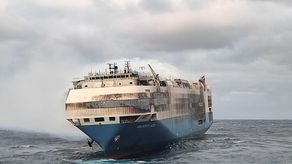 Las autoridades temían que el barco contaminara el océano. El buque llevaba 2.000 toneladas métricas (2.200 toneladas) de combustible y el mismo volumen de petróleo.