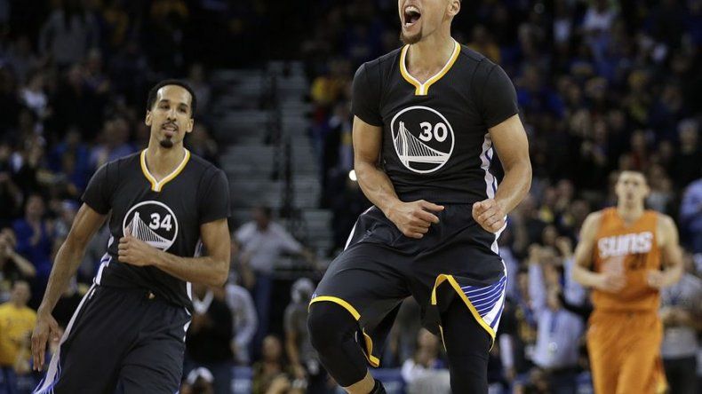 Warrios remontan ante Suns con gran último cuarto de Curry