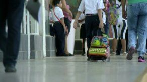 Padres de familia de la Escuela Ernesto T. Lefevre protestan frente a Los Pueblos