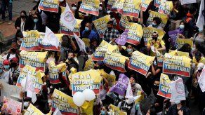 Decenas de personas entre las que sobresalen carteles de protesta participa en la jornada de manifestaciones denominada Paro Nacional, convocada en todo el país para rechazar, entre otros, la reforma tributaria del Gobierno.