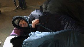 París: Funcionarios duermen en calle para señalar indigencia