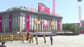 Norcorea realiza desfile militar pero no exhibe misiles