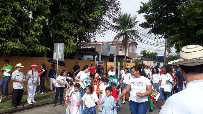Monseñor Ulloa participó en desfile conmemorativo a la fiesta de todos los santos