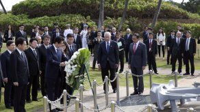 Primer ministro japonés coloca ofrendas florales en Hawaii