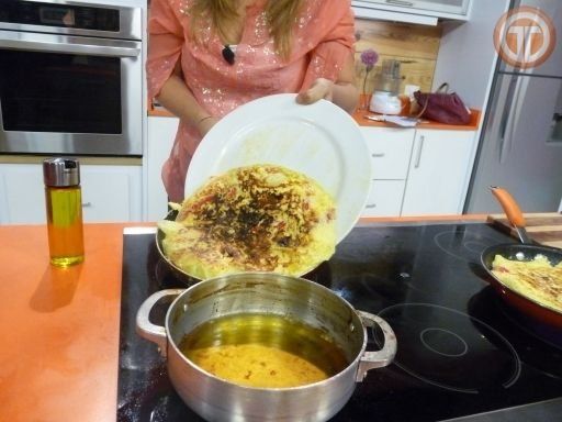 Tortilla española con pimientos y requesón.