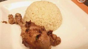Pollo al ajillo acompañado de arroz con cebolla