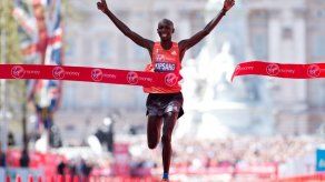 Keniano Kipsang gana maratón de Londres pero sin récord