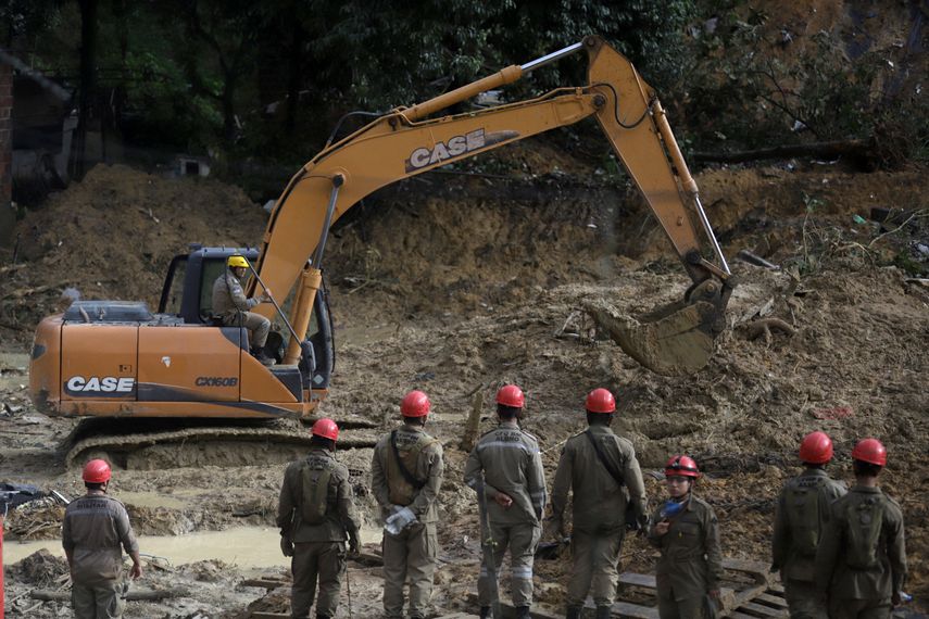 Los expertos atribuyen este tipo de tragedias a una combinación de fuertes lluvias y a la construcción de grandes barriadas con viviendas precarias en escarpadas zonas de riesgo.
