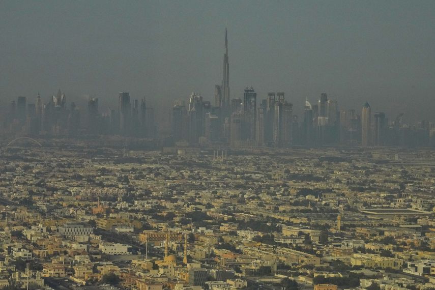 Videos publicados en redes sociales mostraban llamas anaranjadas gigantes.