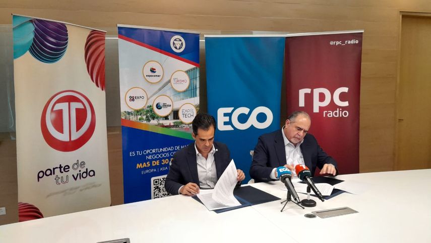 Firma de convenio para la Expocomer 2026.