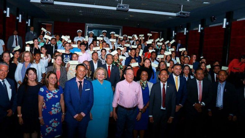 250 universitarios recibieron beca para estudiar inglés en el extranjero