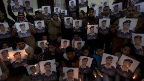 Familia de piloto jordano cautivo de EI pide más información
