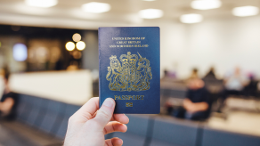 El color de los pasaportes británicos post-Brexit levanta pasiones en internet