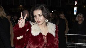 Charli XCX se llevó de gira un muñeco hinchable de Justin Bieber