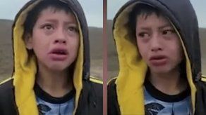 Niño migrante pide ayuda en la frontera entre México y Estados Unidos