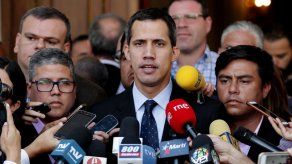 Fiscal pide prohibir a Guaidó salir de Venezuela y congelar sus cuentas