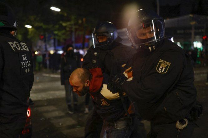 Alrededor de 50 agentes resultaron heridos en Berlín por los manifestantes.