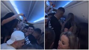 Los videos del vuelo, difundidos en las redes sociales, mostraban a pasajeros cantando y bailando en los pasillos y en los asientos, sin usar mascarillas.