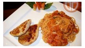 Spaghetti a la napolitana y pollo a la pimenta y ajo