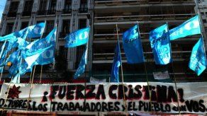 Fuerza Cristina argentinos frente al sanatorio donde operan a Cristina