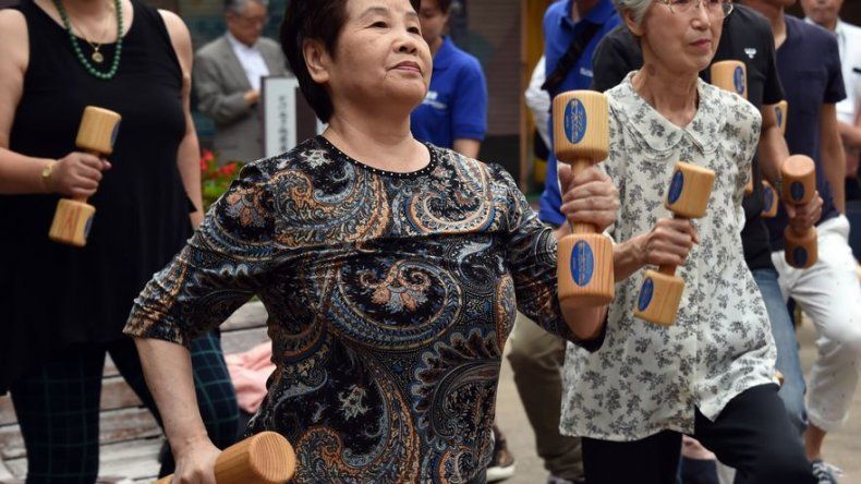 Japón estudia hacer regalos más baratos para unos centenarios cada vez más numerosos