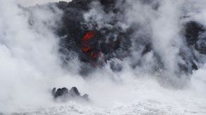 La lava del Kilauea llega al océano y crea una nube tóxica