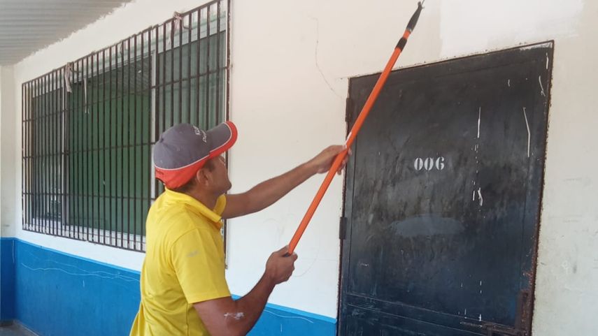 Privados de libertad participan en labores de mantenimiento en el IPT de Aguadulce.