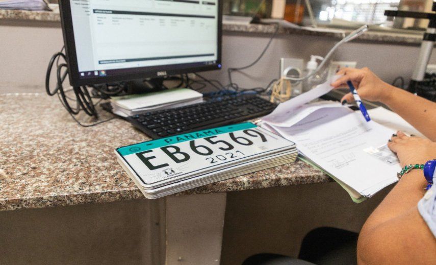 La placa llevará una calcomanía del año que le corresponde.
