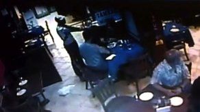 Imágenes muestran la agresión de un antisocial al asaltar en un restaurante