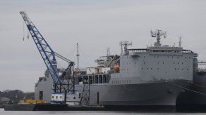 Navío que destruirá arsenal sirio llega a España