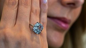 La casa de subastas Sothebys exhibe un raro diamante azul en Abu Dabi.