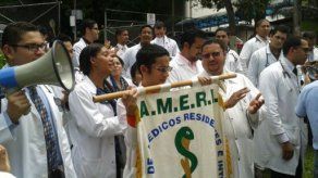 Gremios médicos irán a paro de pasar a tecer debate proyecto de ley 611