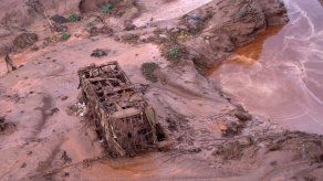 Reanudan búsqueda de desaparecidos bajo el barro tras deslave minero en Brasil