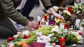 Las autoridades investigan el motivo del ataque, pero se sabe que el hombre había sufrido trastornos psicológicos en el pasado.